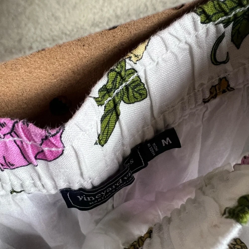 Vineyard‎ Vines Linen Shorts with Pink and Green Floral Pattern Size Medium
